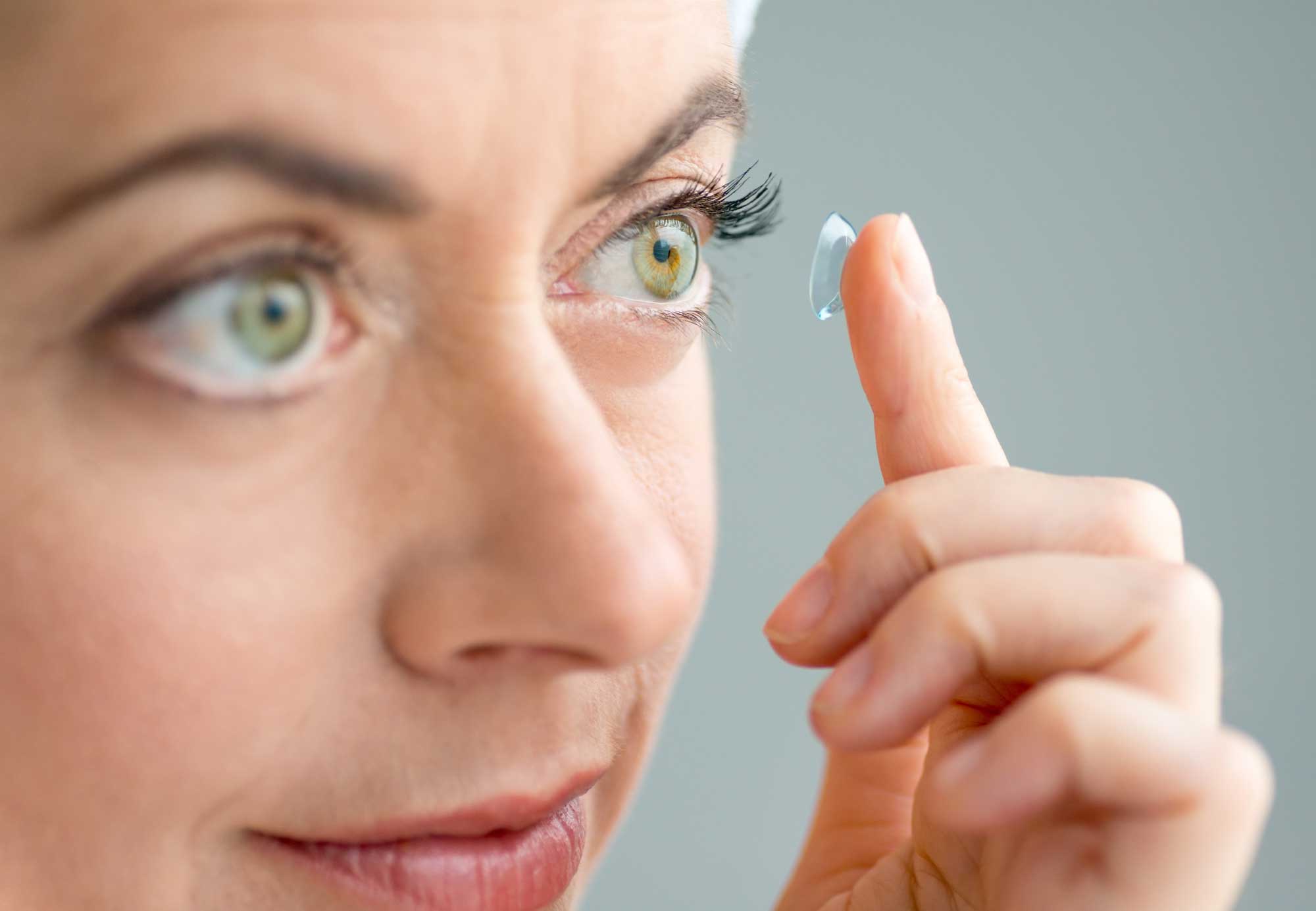 Woman-in-her-forties-inserting-contact-lenses